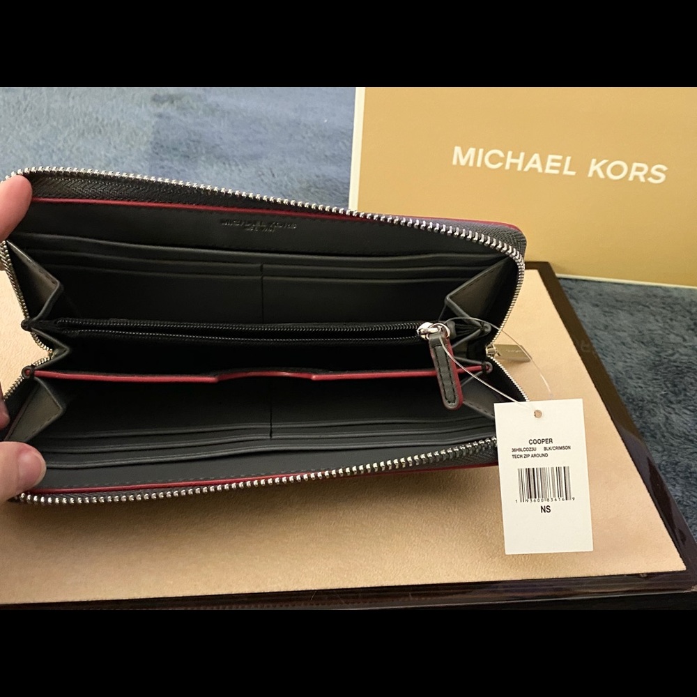 Michael Kors Wallet, Zip Around, TECH FRIENDLY,NEW - Picture 4 of 16